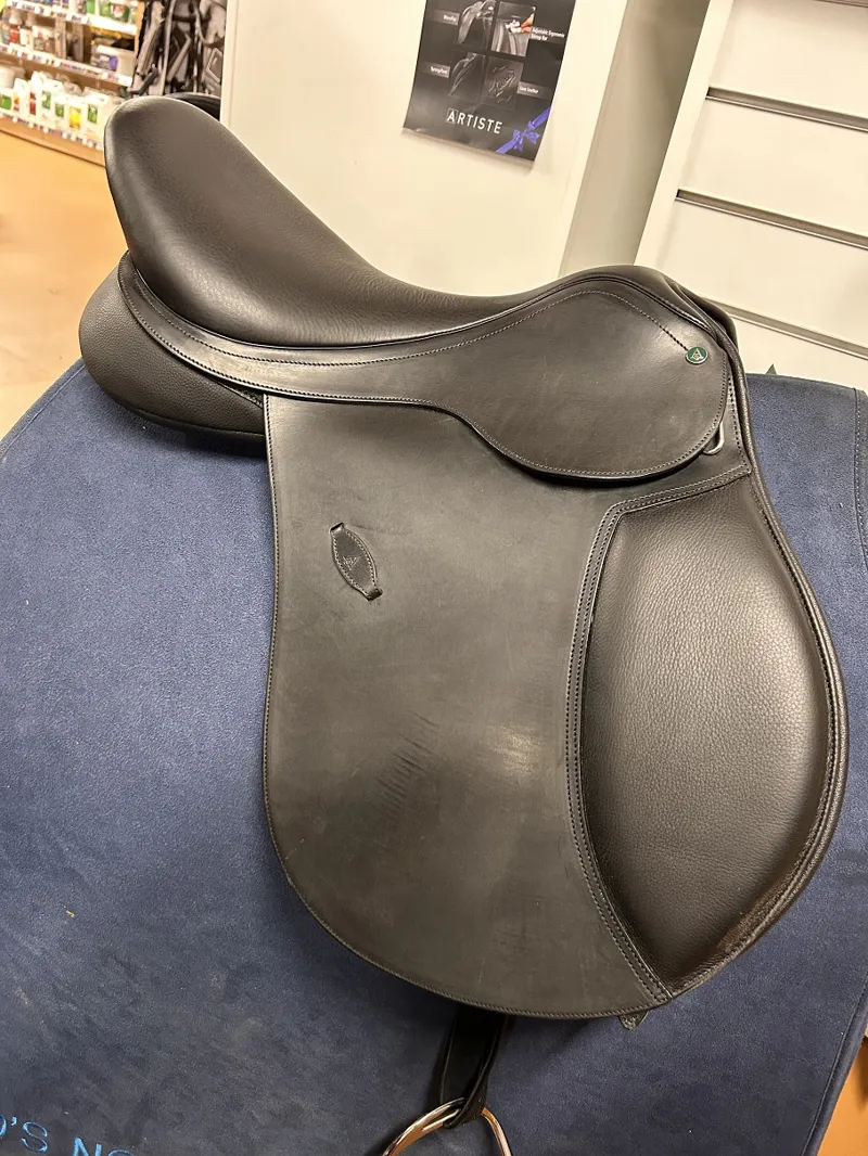 Arena GP 17.5 Saddle in Black